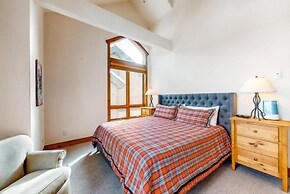 Ski In, Ski Out 3 Bedroom Townhome at Snowflake Lift - Private Hot Tub