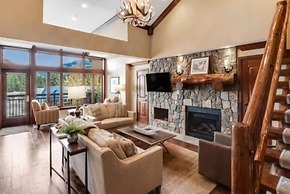 Ski In, Ski Out 3 Bedroom Condo at the Eagle Bahn Gondola With Slopesi