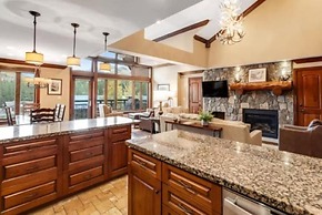 Ski In, Ski Out 3 Bedroom Condo at the Eagle Bahn Gondola With Slopesi
