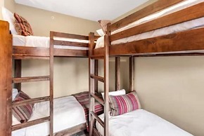 Ski In, Ski Out 3 Bedroom Condo at the Eagle Bahn Gondola With Slopesi