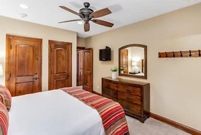 Ski In, Ski Out 3 Bedroom Condo at the Eagle Bahn Gondola With Slopesi