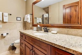 Ski In, Ski Out 3 Bedroom Condo at the Eagle Bahn Gondola With Slopesi