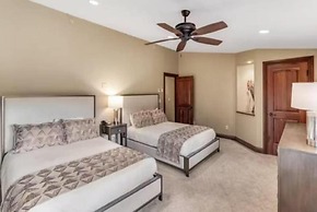 Ski In, Ski Out 3 Bedroom Condo at the Eagle Bahn Gondola With Slopesi