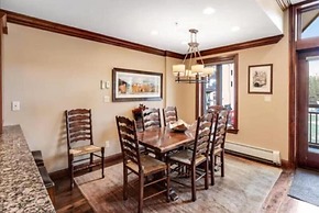 Ski In, Ski Out 3 Bedroom Condo at the Eagle Bahn Gondola With Slopesi