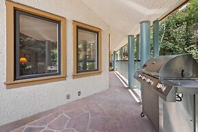 Beaver Creek Village 2 Bedroom Residence With Ski In/out Access and Po