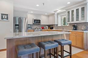 Beaver Creek Village 2 Bedroom Residence With Ski In/out Access and Po