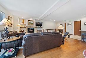 Beaver Creek Village 2 Bedroom Residence With Ski In/out Access and Po