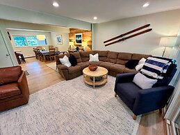 A1 Luxury Bretton Woods Ski-in Ski-out Townhome Next to Beginner ski A