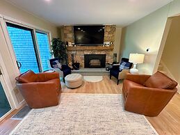 A1 Luxury Bretton Woods Ski-in Ski-out Townhome Next to Beginner ski A