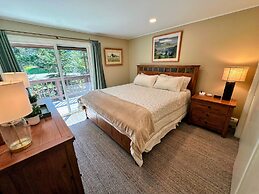 A1 Luxury Bretton Woods Ski-in Ski-out Townhome Next to Beginner ski A