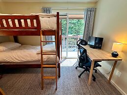 A1 Luxury Bretton Woods Ski-in Ski-out Townhome Next to Beginner ski A