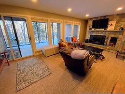 A1 Luxury Bretton Woods Ski-in Ski-out Townhome Next to Beginner ski A