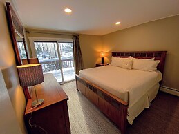 A1 Luxury Bretton Woods Ski-in Ski-out Townhome Next to Beginner ski A