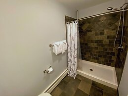 A1 Luxury Bretton Woods Ski-in Ski-out Townhome Next to Beginner ski A