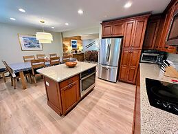 A1 Luxury Bretton Woods Ski-in Ski-out Townhome Next to Beginner ski A