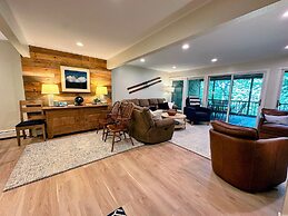 A1 Luxury Bretton Woods Ski-in Ski-out Townhome Next to Beginner ski A