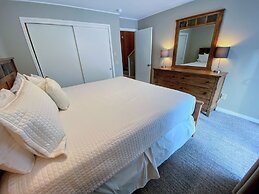 A1 Luxury Bretton Woods Ski-in Ski-out Townhome Next to Beginner ski A