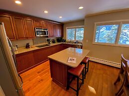 A1 Luxury Bretton Woods Ski-in Ski-out Townhome Next to Beginner ski A