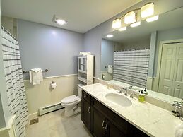 A1 Luxury Bretton Woods Ski-in Ski-out Townhome Next to Beginner ski A