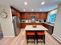 A1 Luxury Bretton Woods Ski-in Ski-out Townhome Next to Beginner ski A