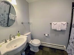 A1 Luxury Bretton Woods Ski-in Ski-out Townhome Next to Beginner ski A