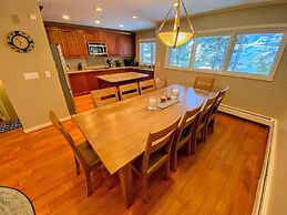 A1 Luxury Bretton Woods Ski-in Ski-out Townhome Next to Beginner ski A