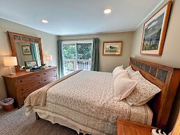 A1 Luxury Bretton Woods Ski-in Ski-out Townhome Next to Beginner ski A