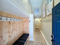 A1 Luxury Bretton Woods Ski-in Ski-out Townhome Next to Beginner ski A