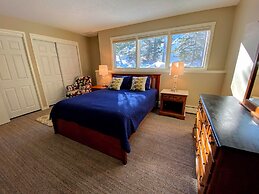 A1 Luxury Bretton Woods Ski-in Ski-out Townhome Next to Beginner ski A