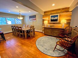 A1 Luxury Bretton Woods Ski-in Ski-out Townhome Next to Beginner ski A