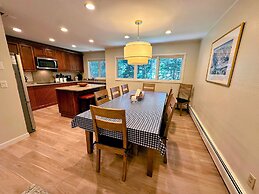 A1 Luxury Bretton Woods Ski-in Ski-out Townhome Next to Beginner ski A