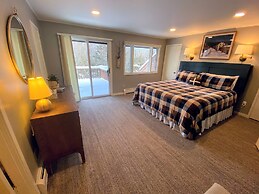 A1 Luxury Bretton Woods Ski-in Ski-out Townhome Next to Beginner ski A