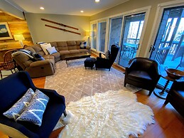 A1 Luxury Bretton Woods Ski-in Ski-out Townhome Next to Beginner ski A