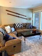 A1 Luxury Bretton Woods Ski-in Ski-out Townhome Next to Beginner ski A