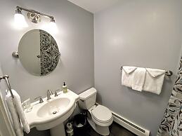 A1 Luxury Bretton Woods Ski-in Ski-out Townhome Next to Beginner ski A