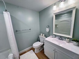 A1 Luxury Bretton Woods Ski-in Ski-out Townhome Next to Beginner ski A