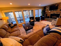 A1 Luxury Bretton Woods Ski-in Ski-out Townhome Next to Beginner ski A