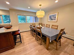 A1 Luxury Bretton Woods Ski-in Ski-out Townhome Next to Beginner ski A