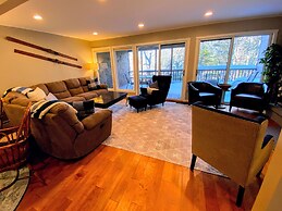 A1 Luxury Bretton Woods Ski-in Ski-out Townhome Next to Beginner ski A