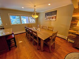 A1 Luxury Bretton Woods Ski-in Ski-out Townhome Next to Beginner ski A