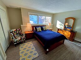 A1 Luxury Bretton Woods Ski-in Ski-out Townhome Next to Beginner ski A