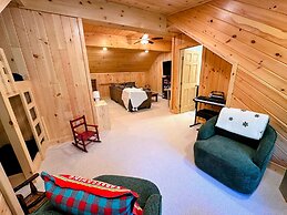 A1 Luxury Bretton Woods Ski-in Ski-out Townhome Next to Beginner ski A