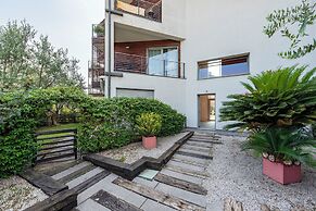 Onyx House With Shared Pool