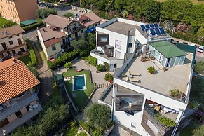 Onyx House With Shared Pool