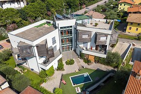 Onyx House With Shared Pool