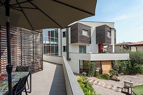 Rosy House 100mt From Lake& Shared Pool