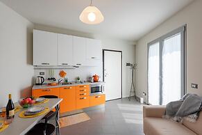 Rosy House 100mt From Lake& Shared Pool