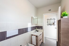 Rosy House 100mt From Lake& Shared Pool