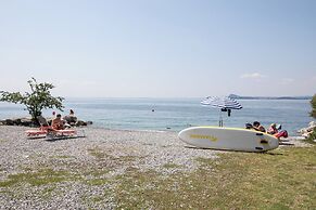 Rosy House 100mt From Lake& Shared Pool