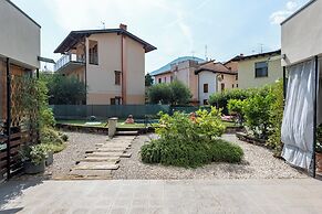 Rosy House 100mt From Lake& Shared Pool